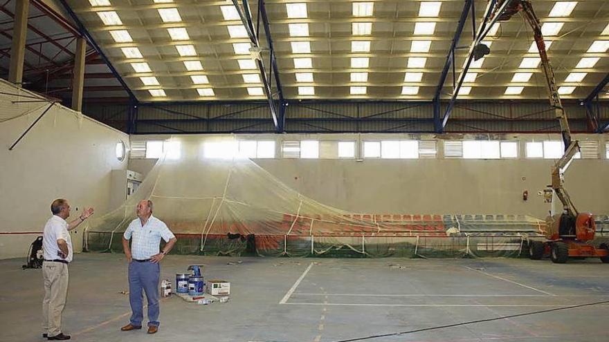 El alcalde de Catoira -a la izquierda- visitó las obras que se realizan en el polideportivo. // FdV