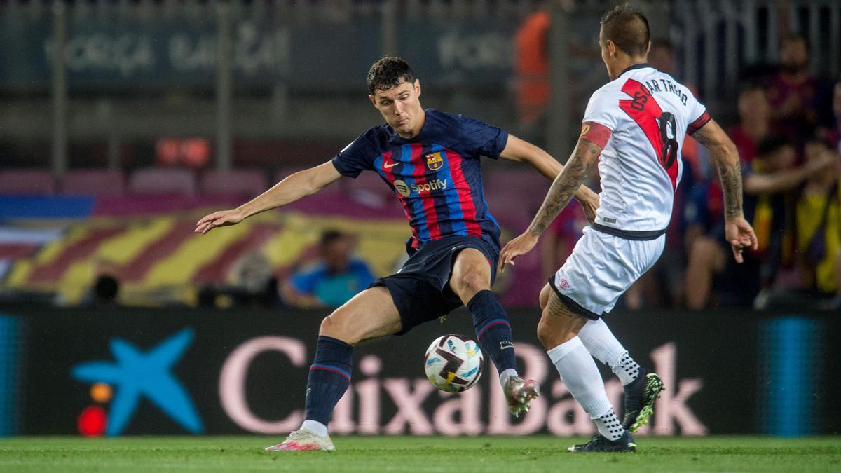 Christensen recupera el balón ante Óscar Trejo, el jugador del Rayo, en el Camp Nou.