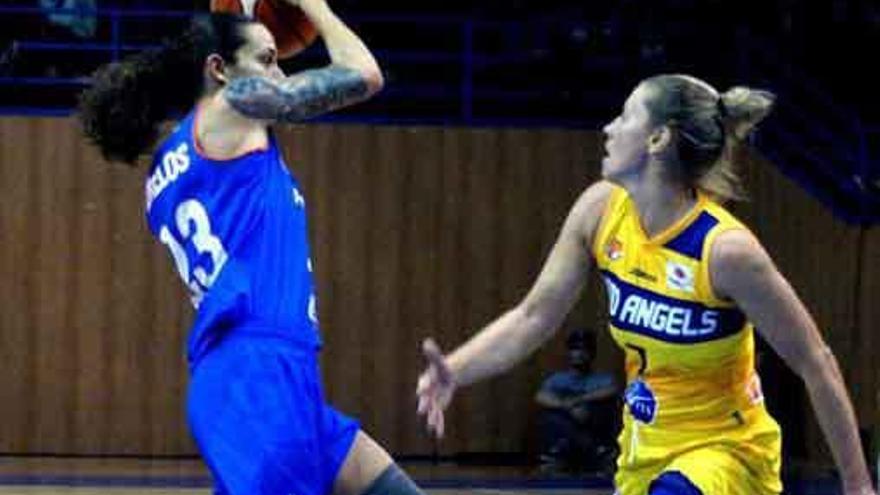 Silvia Domínguez, con el balón, en el partido jugado ayer en Eslovaquia.