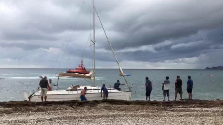 Rescate del velero encallado en el Muntanyar de Xàbia