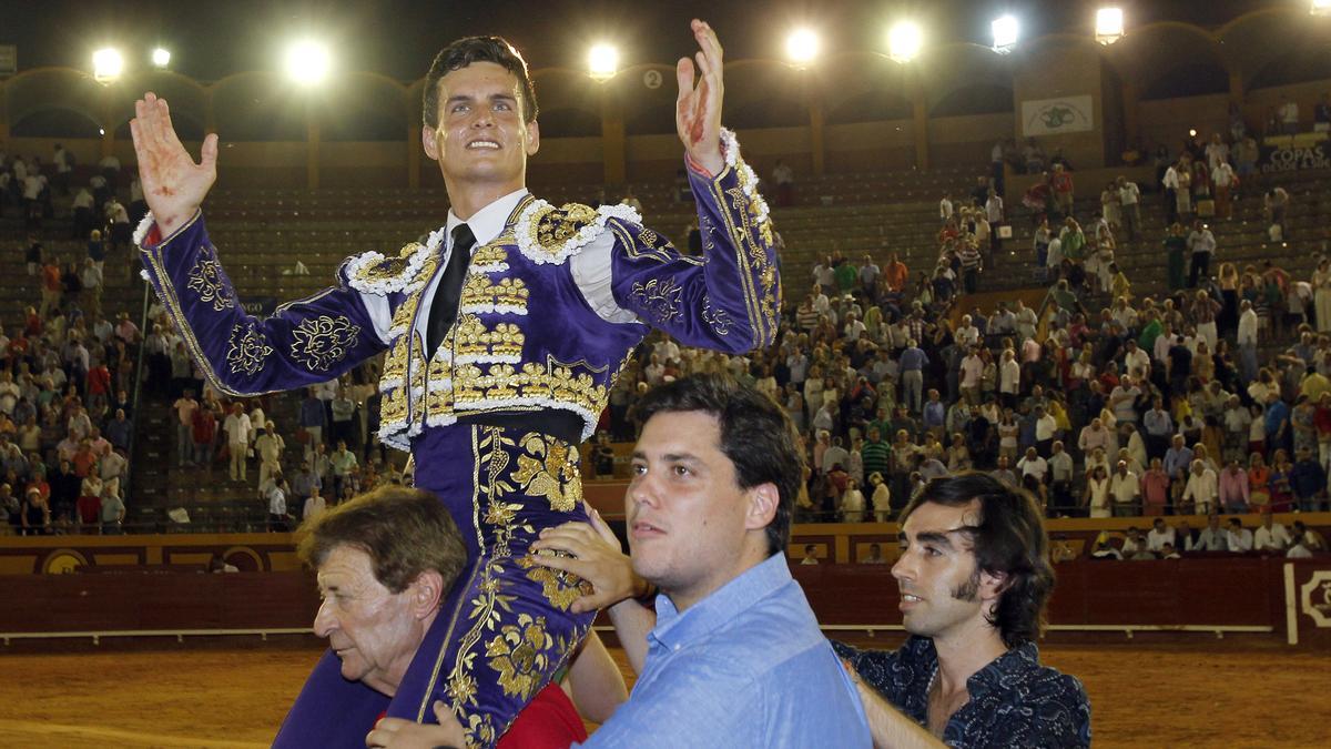 El diestro David Galván sale a hombros tras cortar tres orejas durante la corrida celebrada esta tarde en la plaza de toros de Las Palomas, en Algeciras.