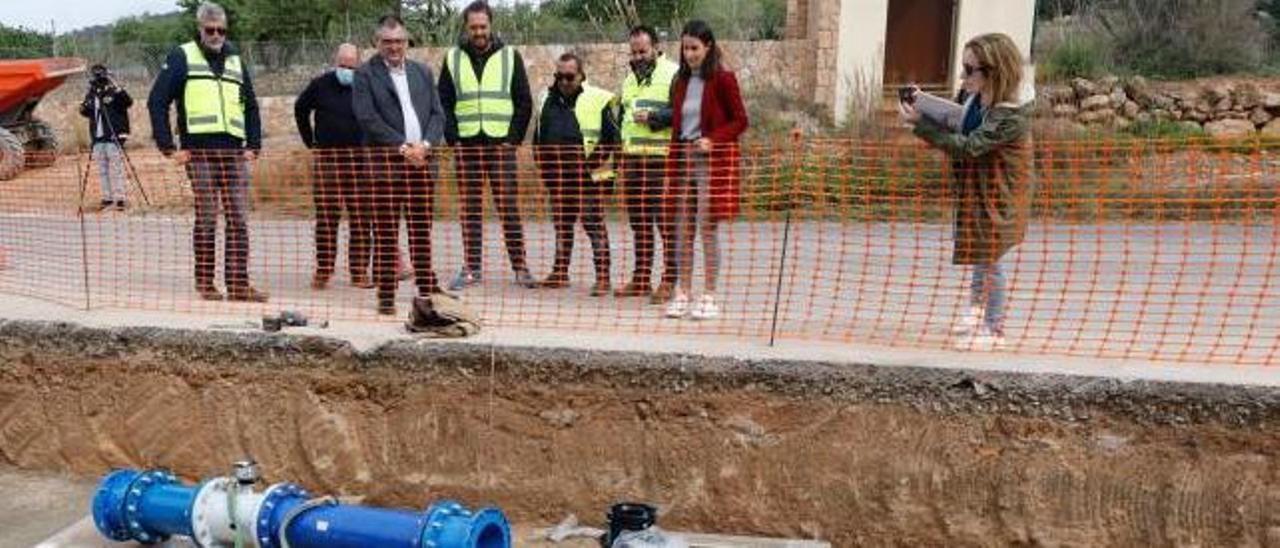 Ángel Luis Guerrero y Maria Fajarnés visitan las obras en la carretera de Cala Tarida. | J.A.RIERA