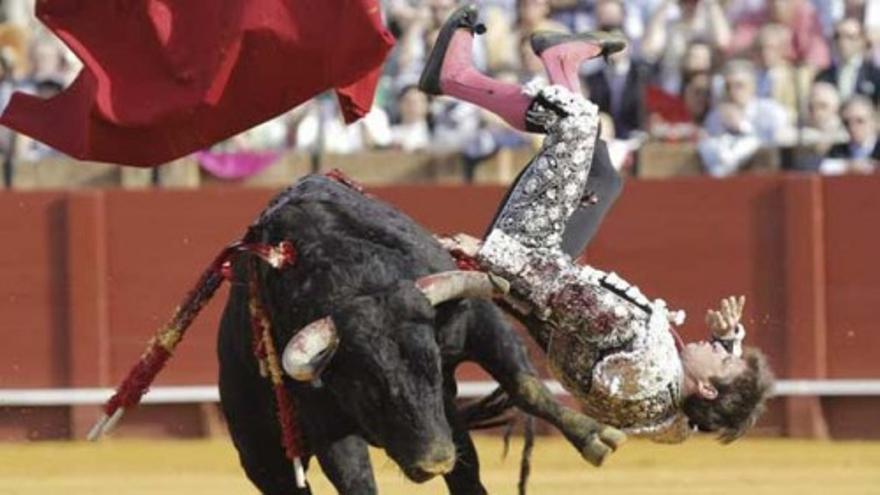 &#039;El Juli&#039;, herido por el primer toro en La Maestranza