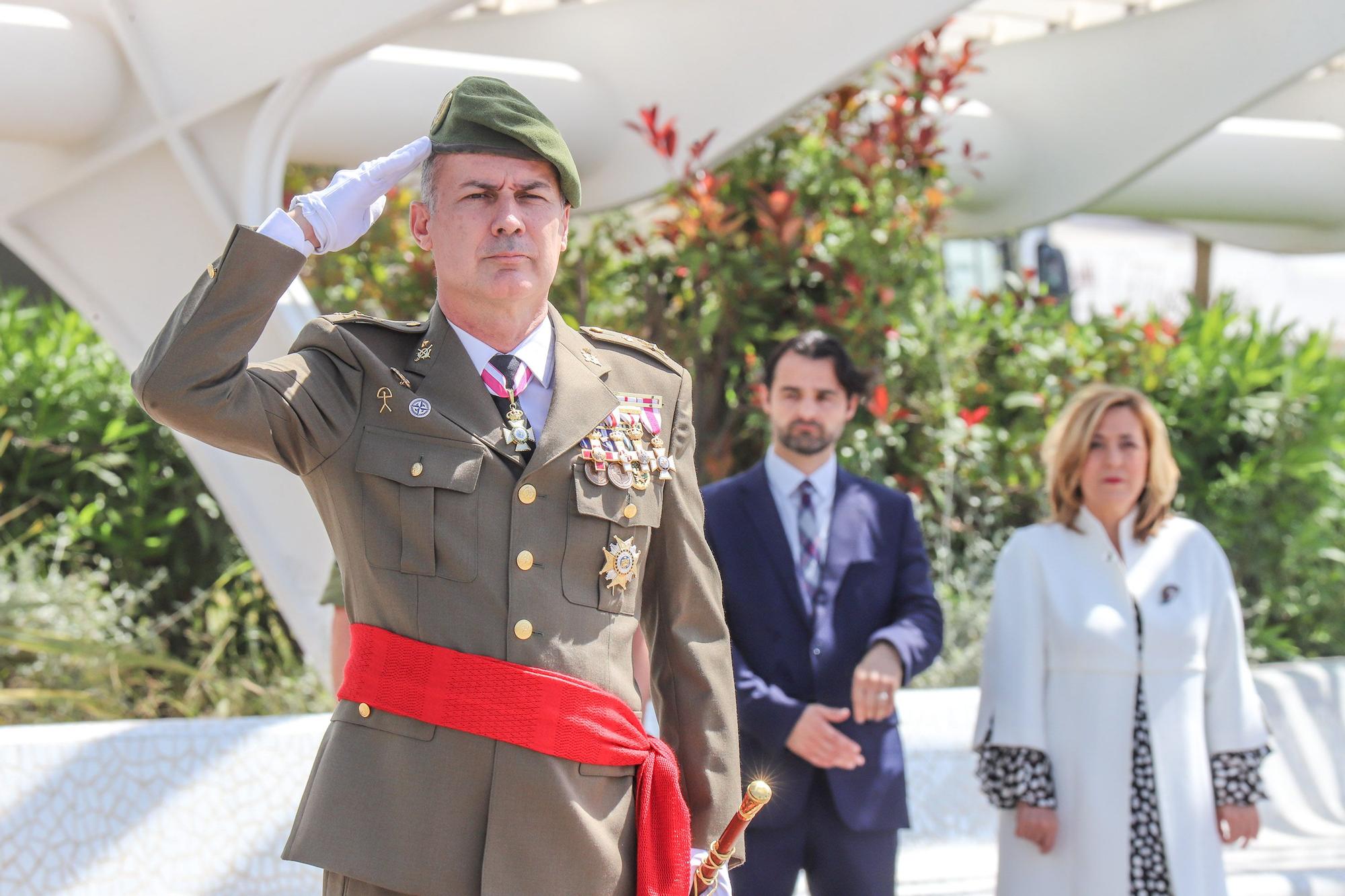 Sol y fidelidad a la bandera en Torrevieja