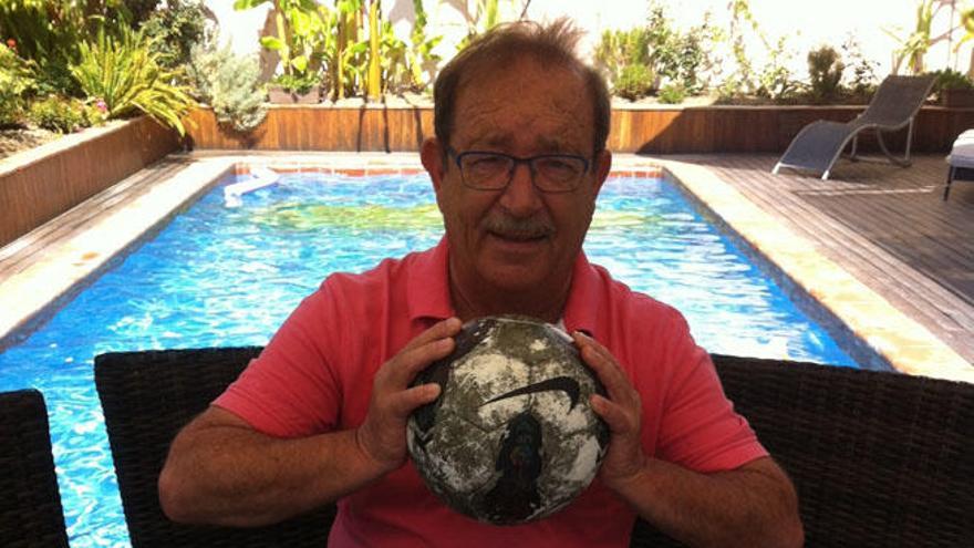 El &#039;mecenas&#039; del deporte malagueño, con un balón y la bufanda de Clínicas Rincón, en su casa.