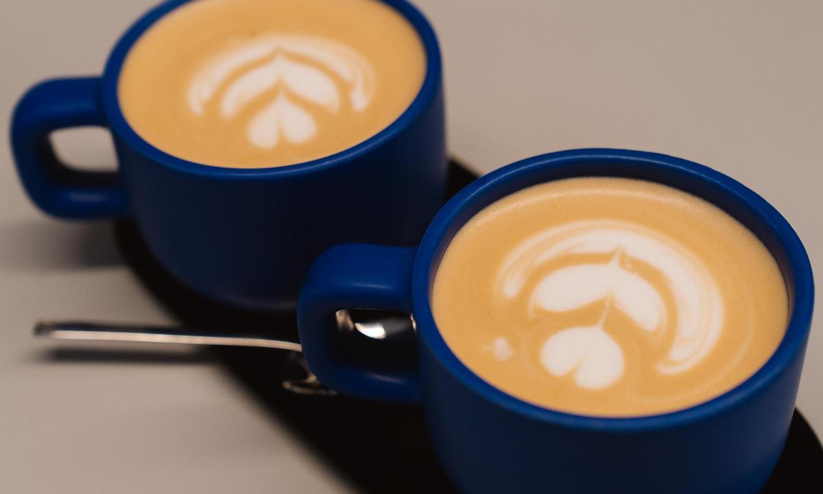 Dos cafés con leche en Hola Coffee, en la calle Lagasca de Madrid, la mejor cafetería de España