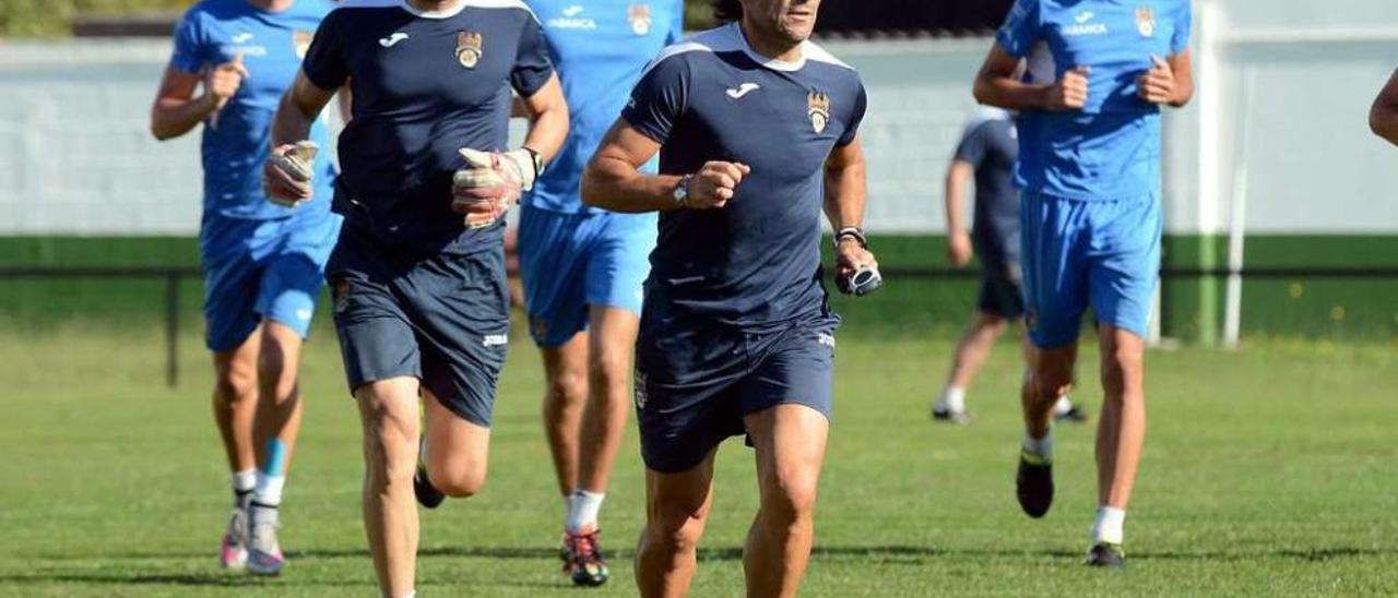 Luisito realizando carrera contínua durante el entrenamiento del jueves en el campo de A Seca. // Rafa Vázquez