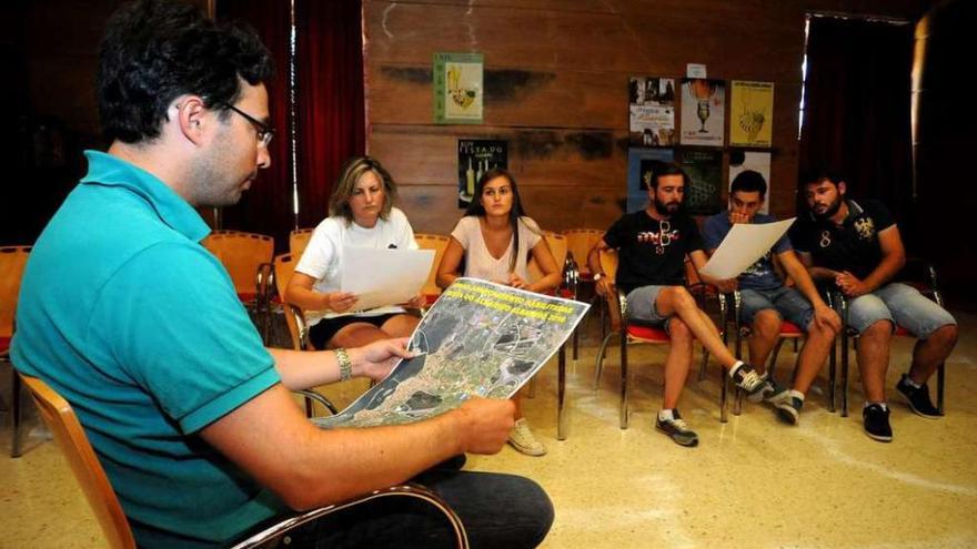 Un momento de la reunión mantenida ayer entre los colectivos y José Ramón Abal. // I. Abella