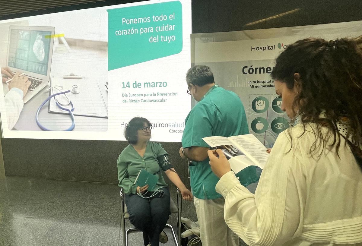 Mesa informativa sobre riesgos cardiovasculares en el hospital Quirónsalud Córdoba.