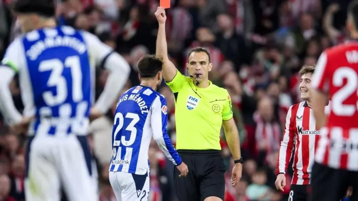 La roja de Cuadra Fernández a Brais Mendez en el derbi Vasco