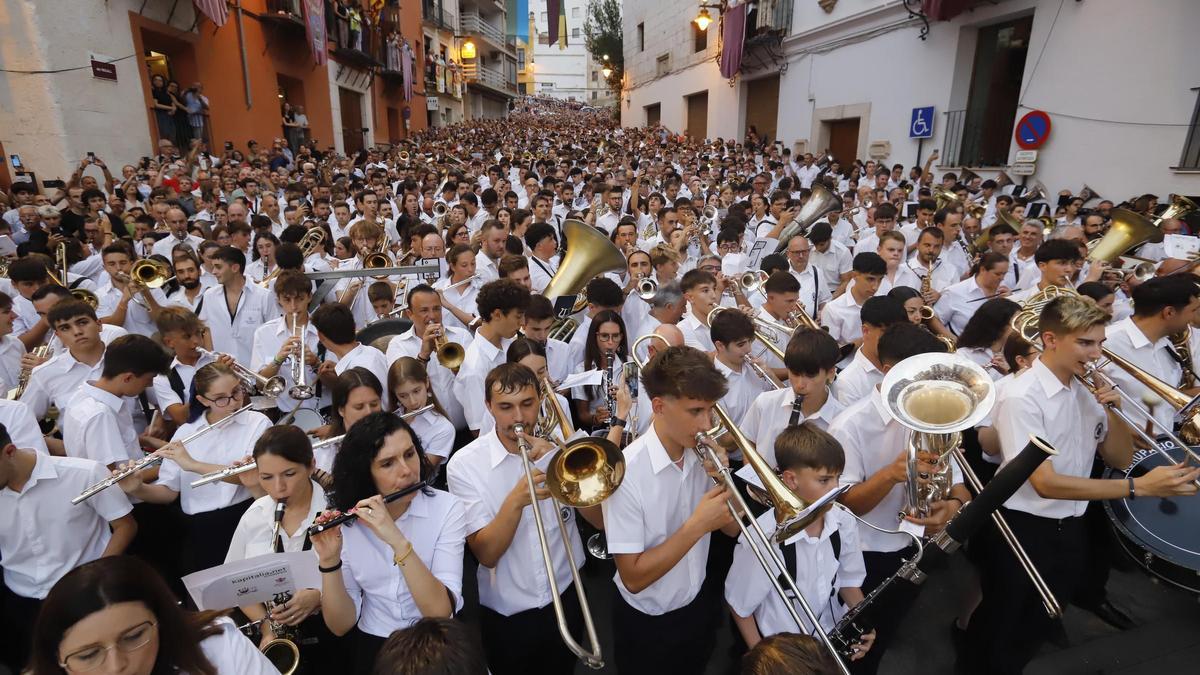 Así ha sido la Entrada de Bandes de Ontinyent en el 60º aniversario de la composición de la marcha mora "Chimo"