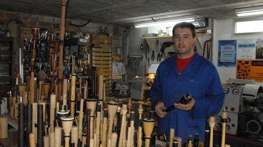 Cristóbal Prieto con sus gaitas en su taller de O Hïo // Gonzalo Núñez