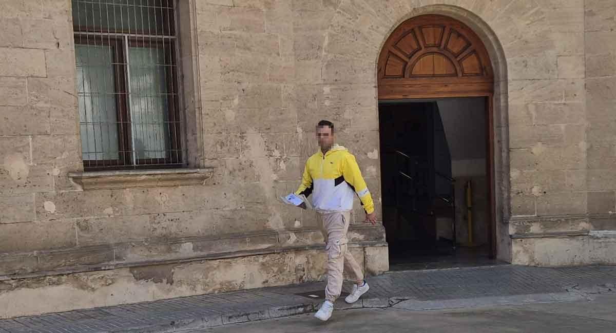 El hombre detenido, al salir este mediodía del juzgado de guardia de Palma.