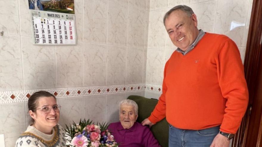 A Laracha felicita a Elisa Añón por sus cien años