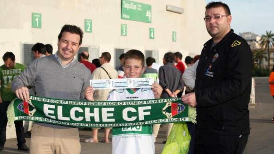 Aficionados del Elche muestran orgullosos sus entradas para el encuentro de esta tarde.