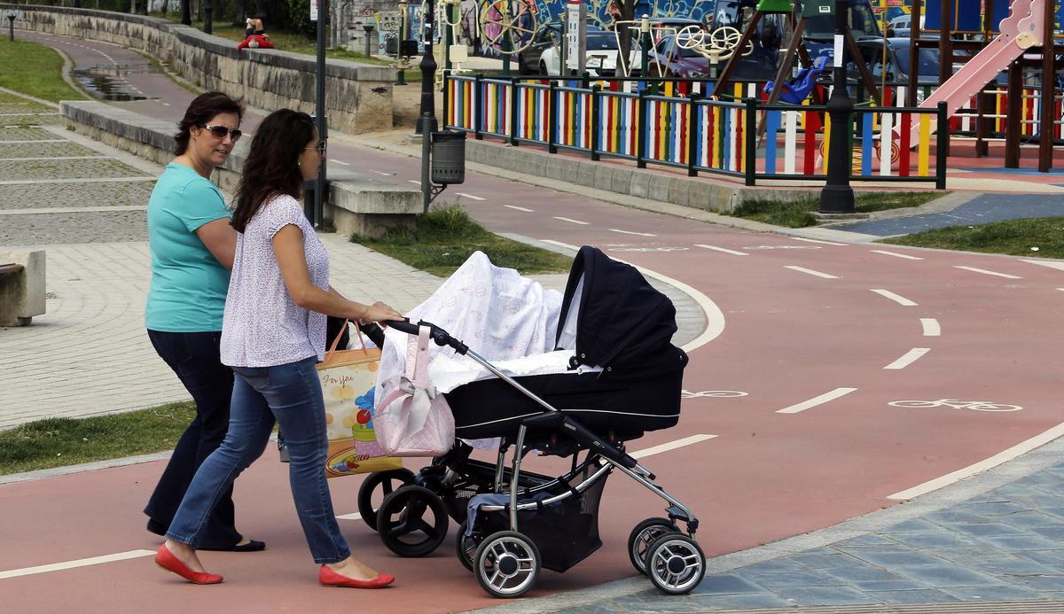 Dos mujeres empujan los carritos de sus bebés en Vigo