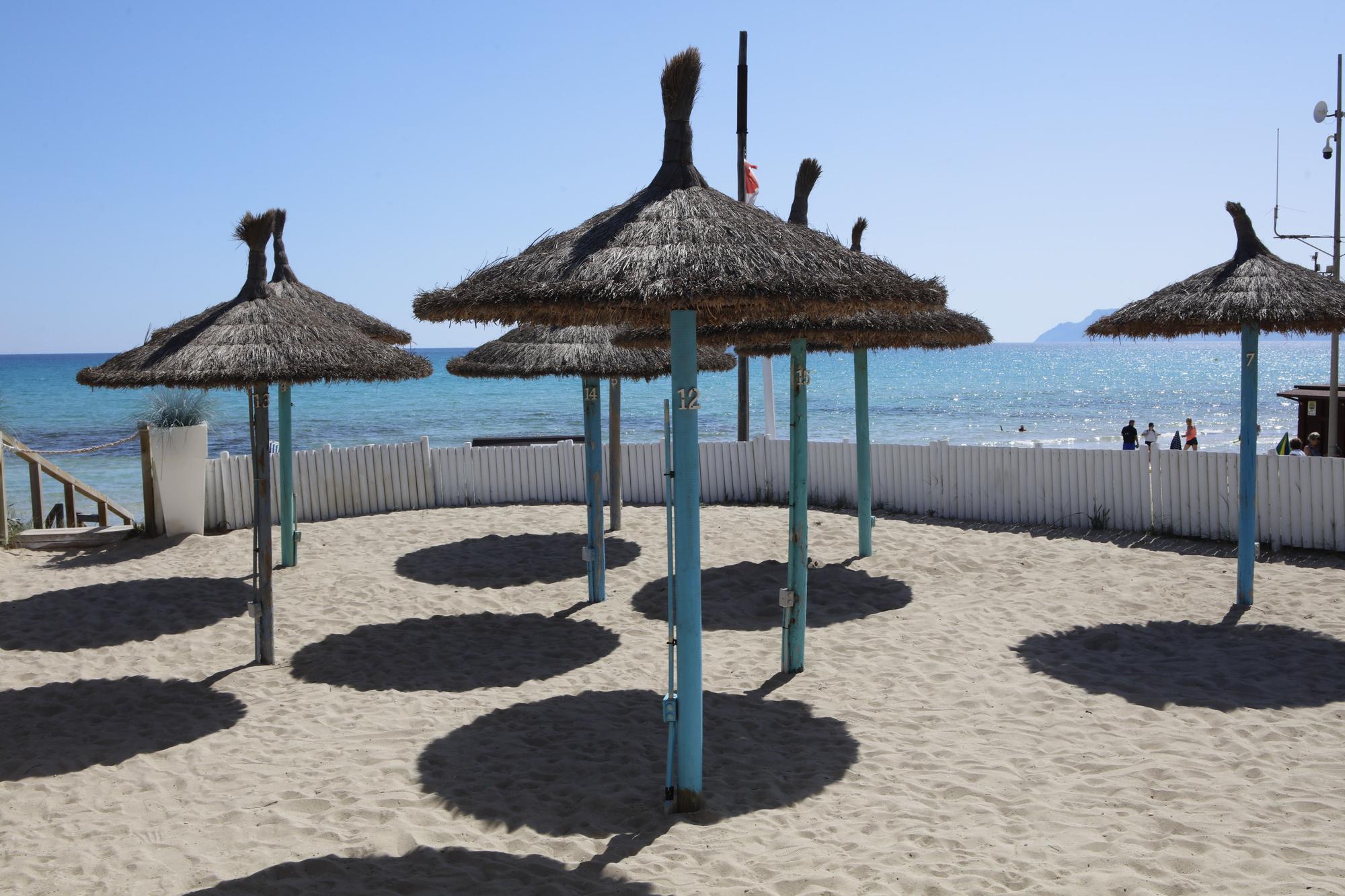 Auf Sand gebaut: Strandlokale und Häuser der Siedlung Ses Casetes des Capellans an der Playa de Muro