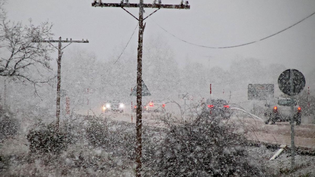 La nieve dificulta el tráfico en la N-630 a la altura de Sariegos (León.