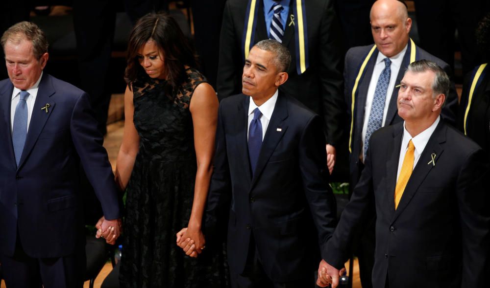 Obama ha participado, junto a su esposa y el expresidente George W. Bush, en el homenaje a los cinco policías asesinados.