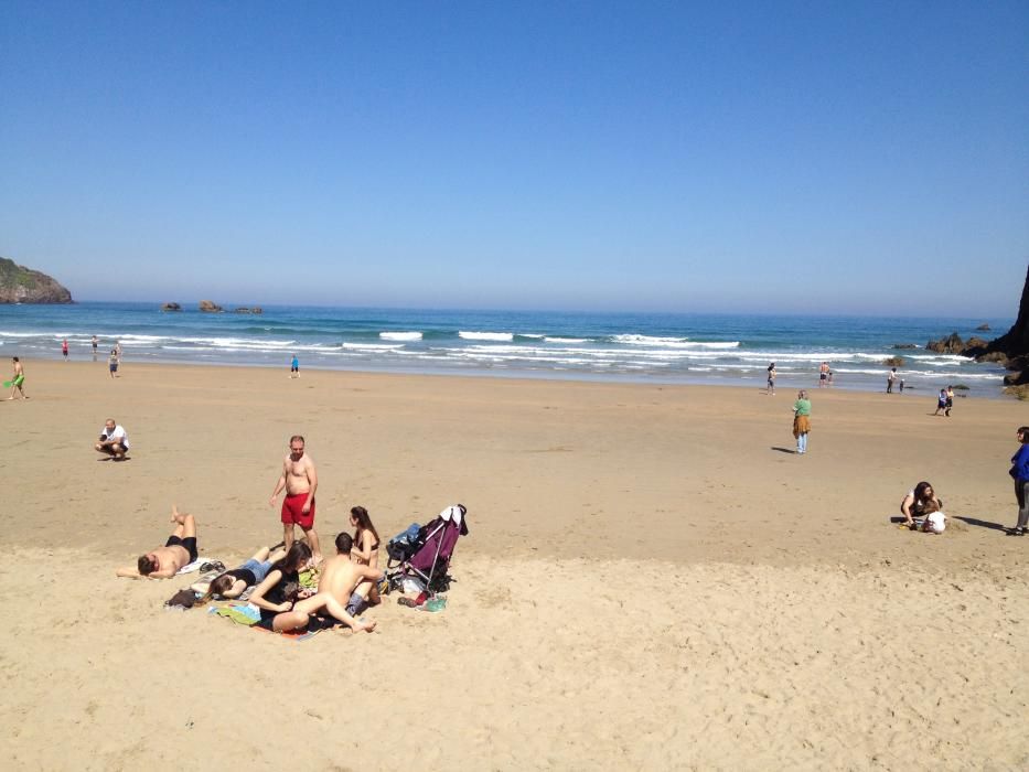 Sábado de calor, playa y sol en Asturias