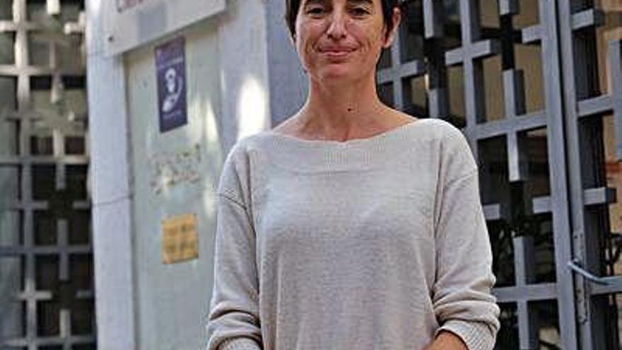 Maite Oliva, directora de La Clerch, davant la seu de la Fundació