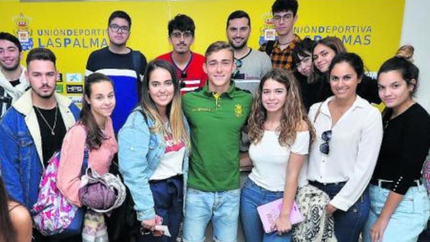 Estudiantes de la Fernando Pessoa hicieron de periodistas