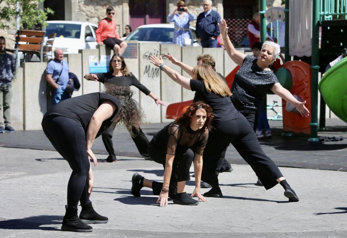 De la alameda municipal a la peatonal Calvo Sotelo, pasando por la Praza do Mercado. La cantera de actores y actrices de la Escola Municipal de Artes Escénicas salió ayer al encuentro de los espectadores con cuatro exhibiciones.