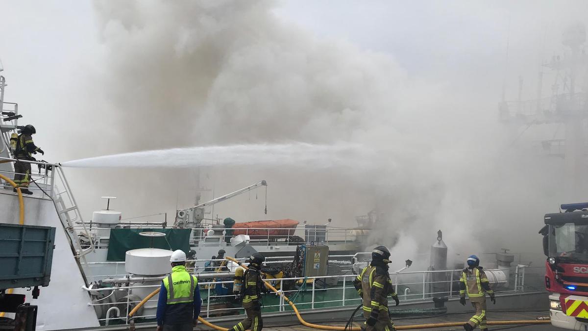 Incendio del pesquero Baffin Bay en el puerto de Vigo