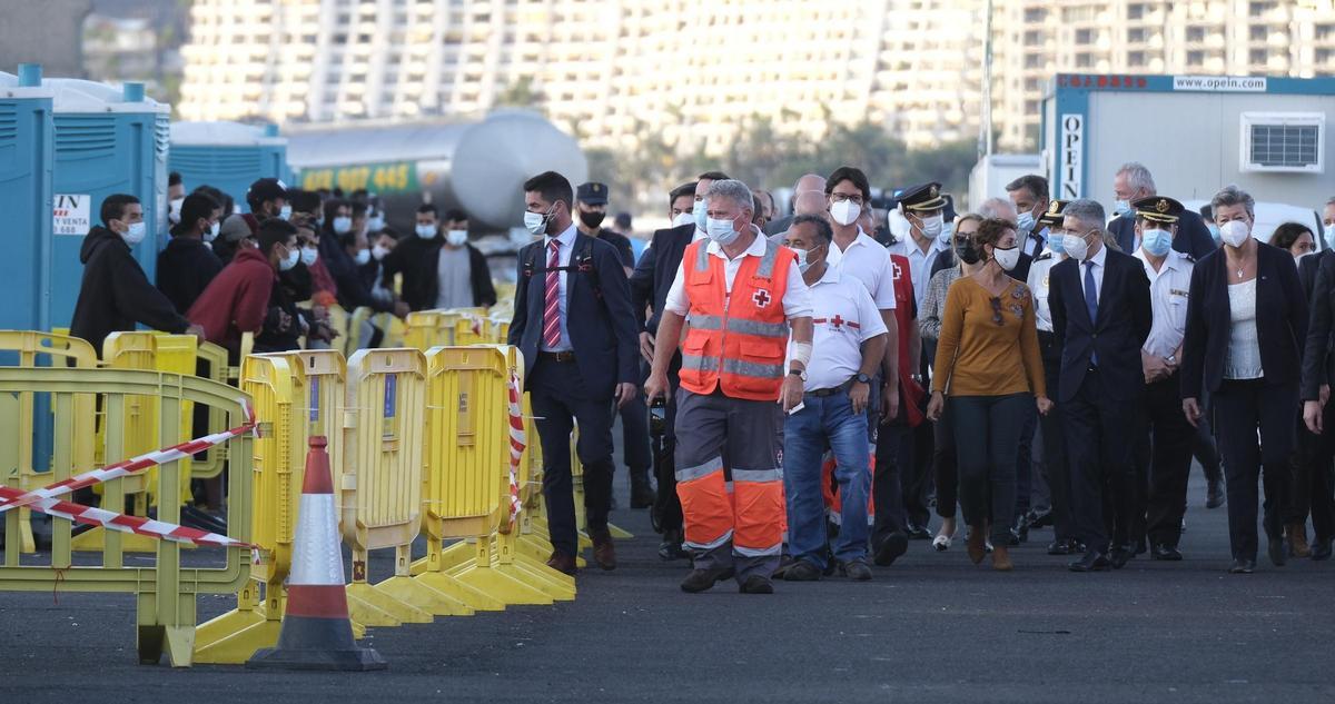 La alcaldesa de Mogán, Onalia Bueno, junto al ministro del Interior, Fernando Grande-Marlaska y la comisaria europea de Interior, Ylva Johansson, en el muelle de Arguineguín en 2020.
