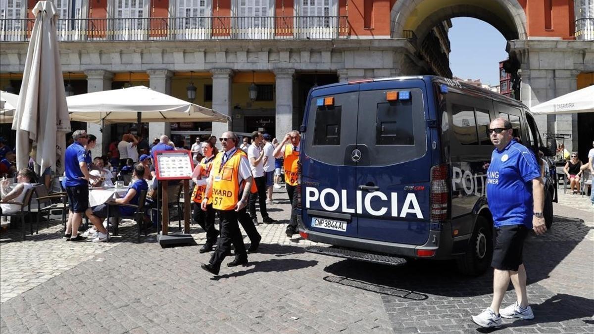 Presencia policial en la Plaza Mayor antes del partido