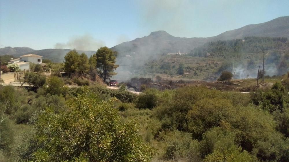 Un incendio forestal en Parcent obliga a desalojar una decena de viviendas