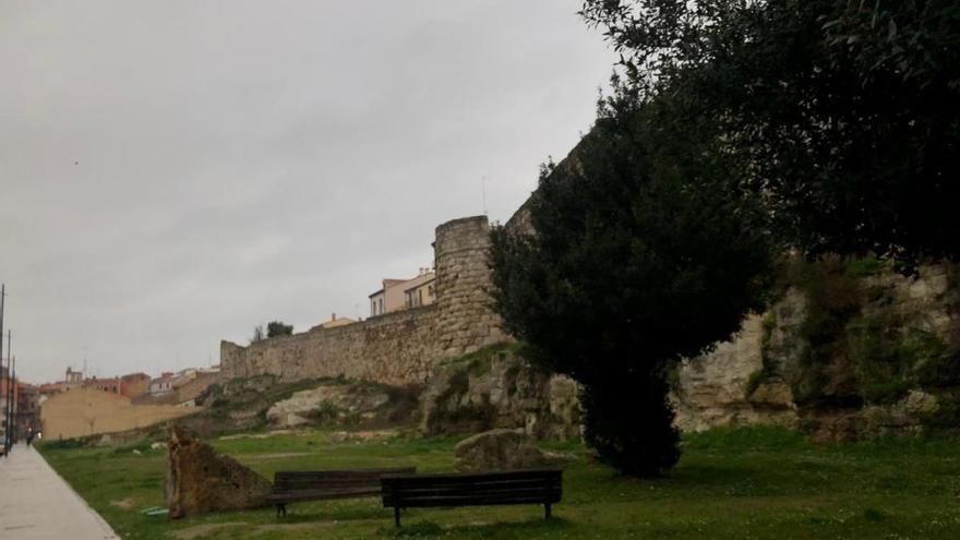 Parte de la muralla de Zamora, a primera hora de esta mañana bajo la lluvia.
