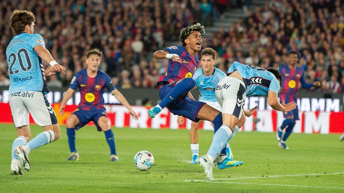 Lamine Yamal, en la acción del penalti previo a su lesión.