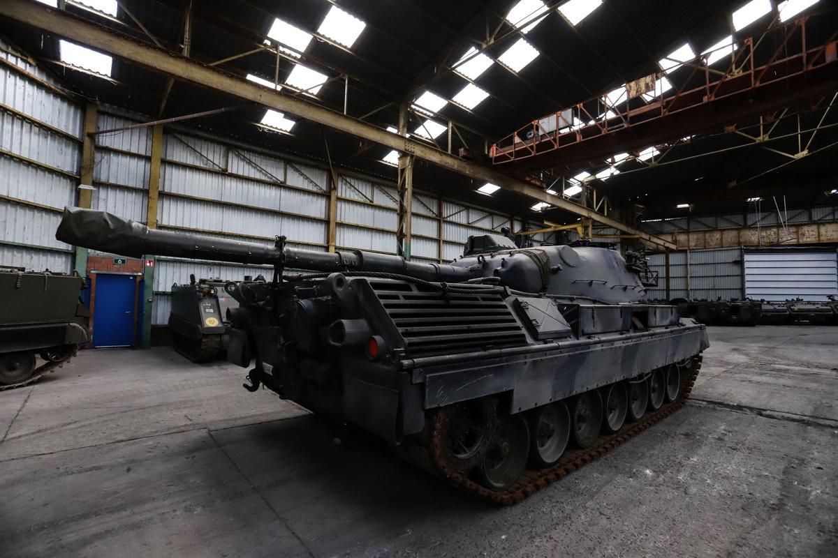 Líneas de tanques Leopard 1 de fabricación alemana en un hangar de OIP Land Systems SA en Tournai, Bélgica