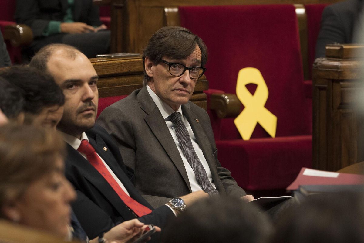 Barcelona 30/10/2024 Sesión de control al president Salvador Illa y al Govern en el Parlament En la foto, Salvador Illa junto al conseller de Presidencia Albert Dalmau y el lazo amarillo en el escaño de Carles Puigdemont Fotografía de Ferran Nadeu