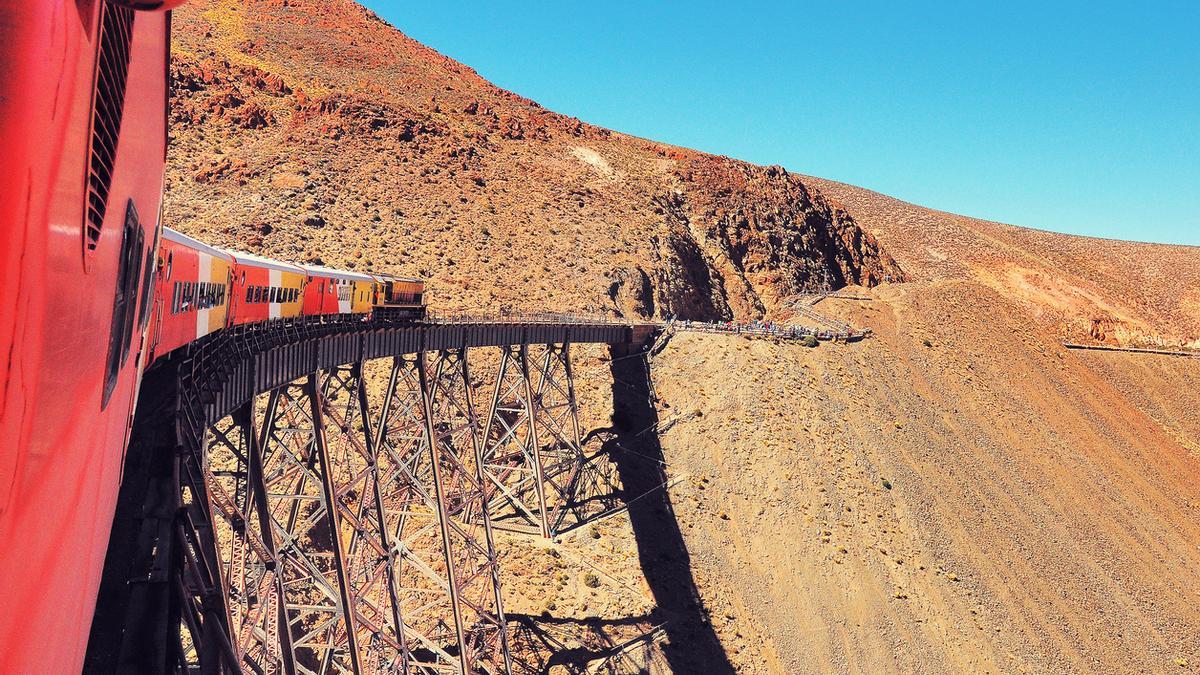 El tren que toca las nubes en Argentina: un desafío de lo terrenal