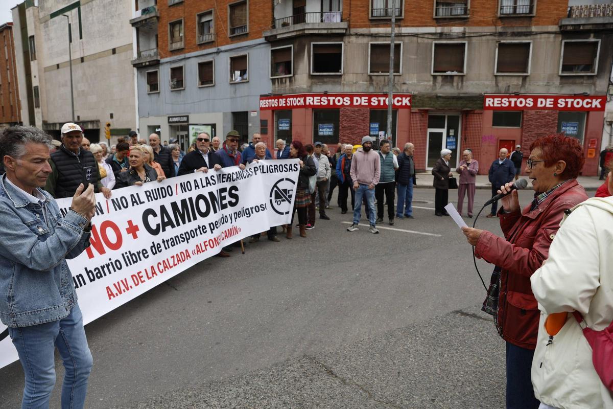La protesta vecinal de La Calzada por los camiones en el barrio, en imágenes La protesta vecinal de La Calzada por los camiones en el barrio, en imágenes