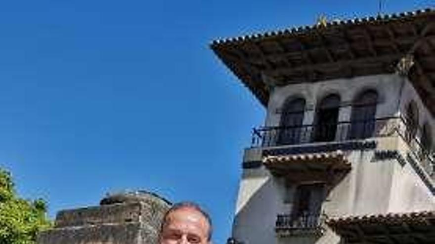 José Ángel Fernández, ayer frente a la Casa Cepa de Arriondas.