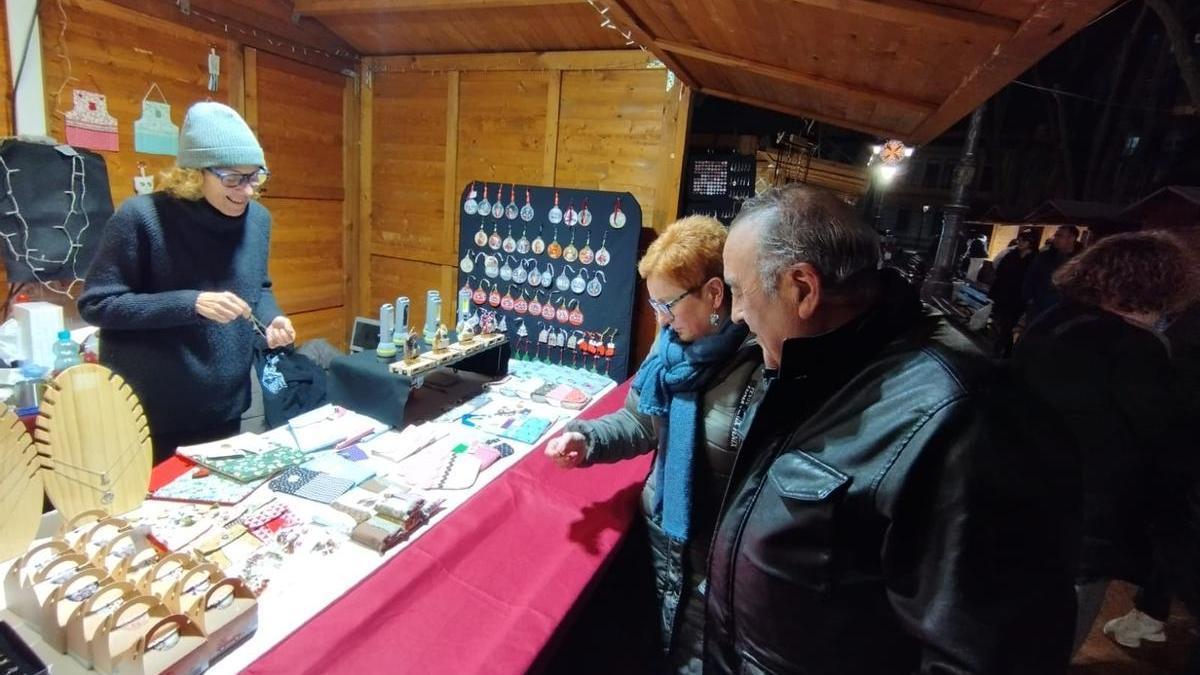 Uno de los puestos del mercadillo de La Felguera.