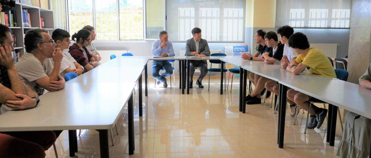 El alcalde de Nava, Juan Cañal, y el Consejero, en el centro, con alumnos y profesores del IES de Nava.