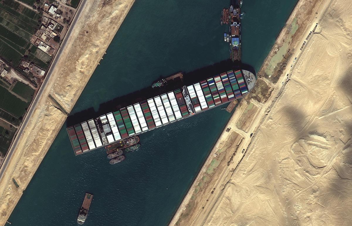 28/3/2021. El carguero Ever Given, cruzado en el Canal de Suez, donde bloqueó el tráfico marítimo desde el día 23 de marzo, causando un colapso de alcance global. El buque pudo ser finalmente desplazado el día 29.