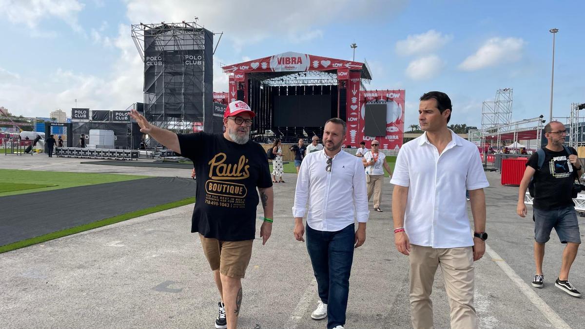 El promotor José Manuel Piñero, el concejal de Juventud, Domingo Paredes, y el alcalde Eduardo Dolón, durante la visita al recinto
