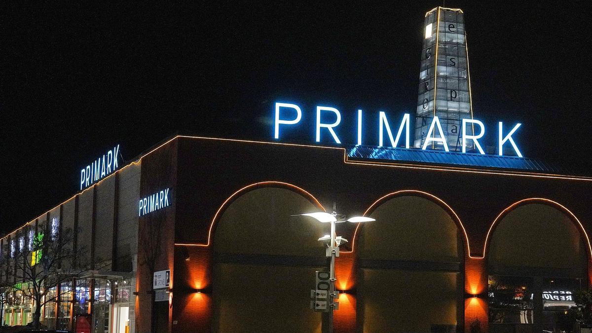 Primark ja il·lumina el rètol de la futura botiga de Salt