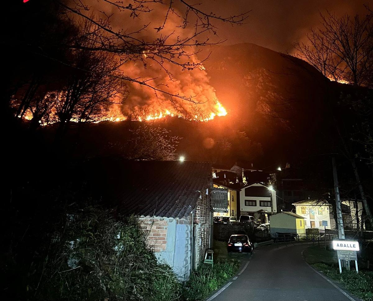 Las llamas que cercaron el pueblo de Aballe, en Parres.