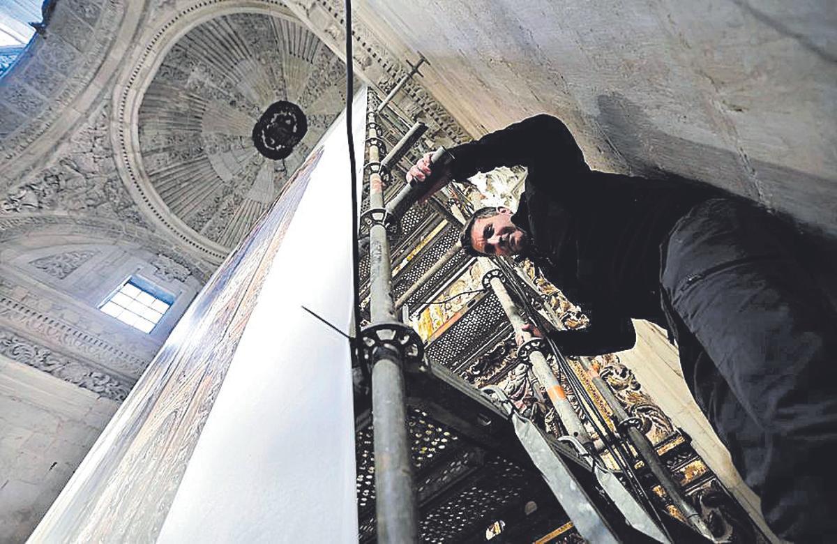 Pablo Klett desciende por el andamio que cubre el retablo de Santa María del Rey Casto.