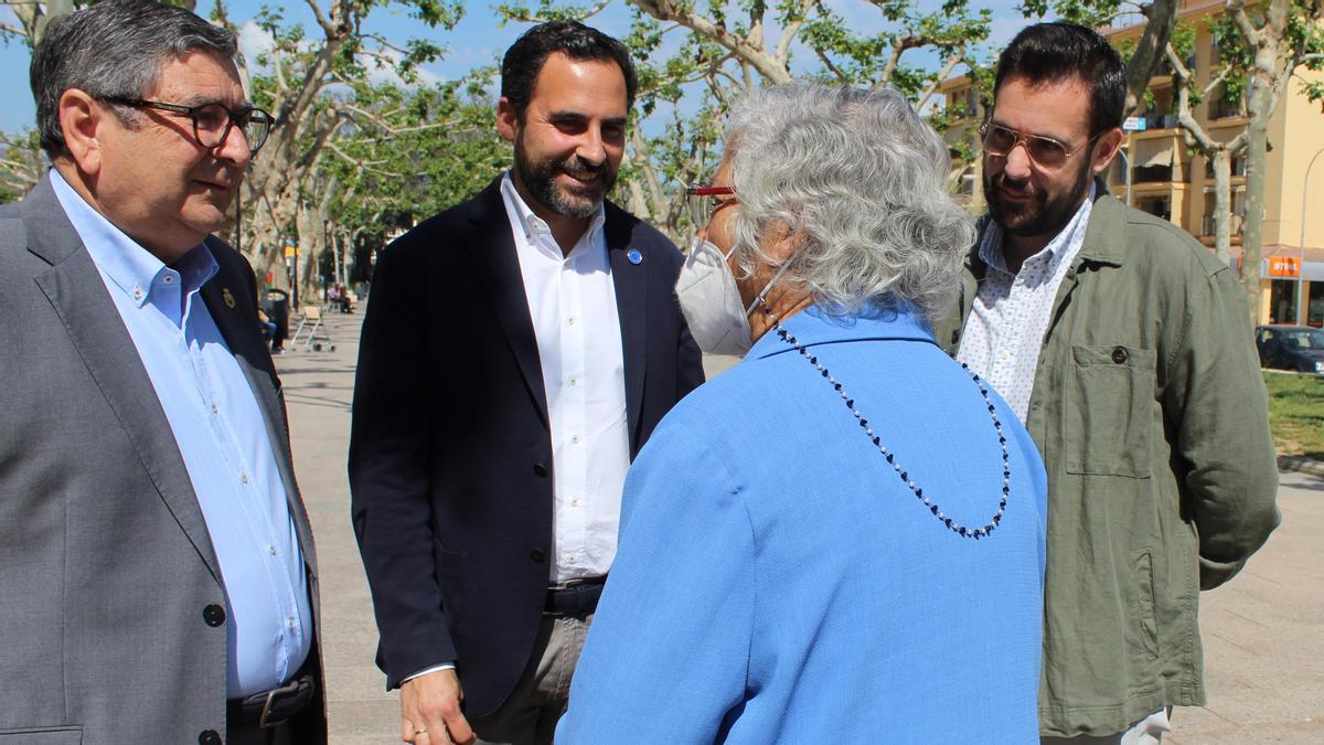 El secretario general del PSOE de Málaga, Daniel Pérez, en el centro, junto al alcalde de Vélez-Málaga, Antonio Moreno Ferrer (i) y el candidato número cinco al Parlamento andaluz y edil veleño en la actualidad, Víctor González.