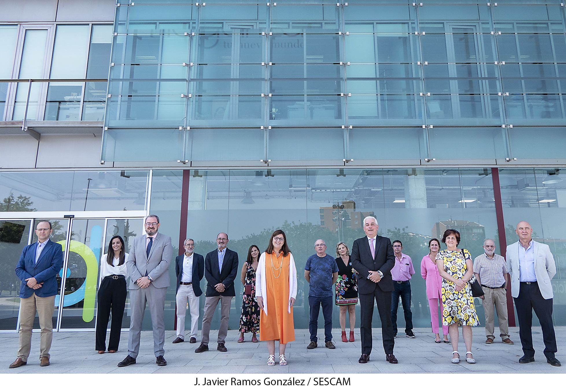 Acto inaugural del centro de diálisis en Guadalajara. Javier Artiles acompañado por la directora gerente del Servicio de Salud de Castilla La-Mancha, Regina Leal (centro imagen).