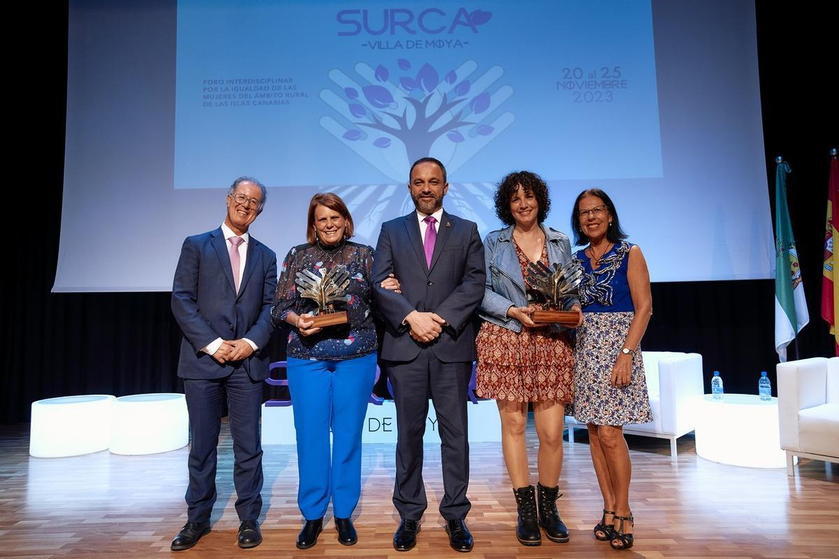 La Villa de Moya entrega los premios SURCA 2023 a Sara Ramírez y Mari Carmen Pérez.