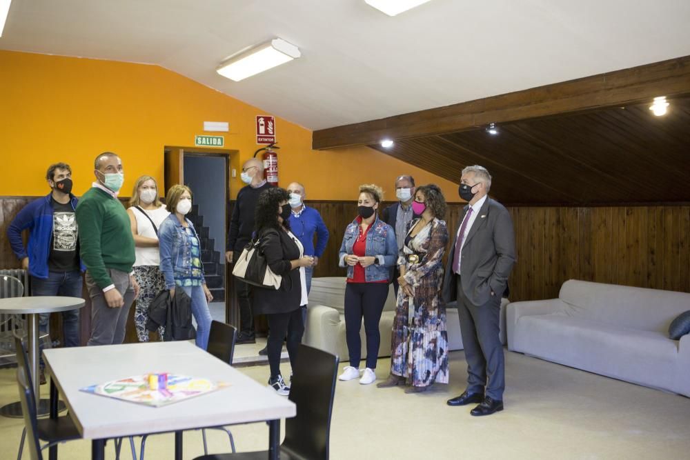 El rector de la Universidad visita el albergue de Pajares