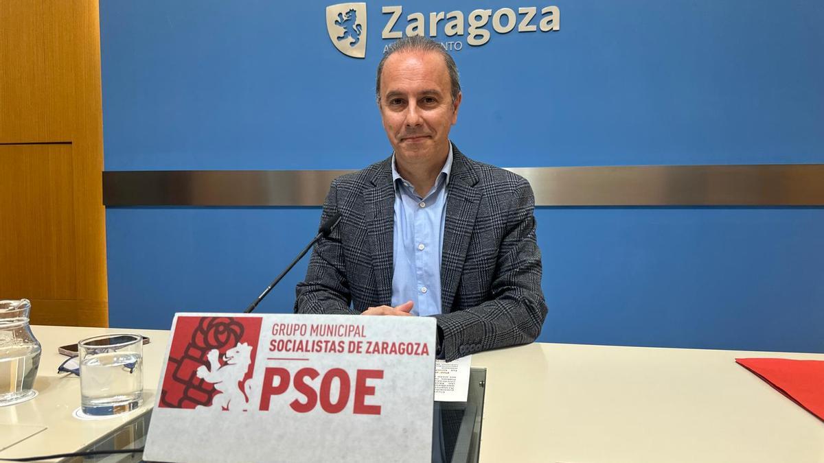 El concejal socialista Chema Giral, este jueves en rueda de prensa.